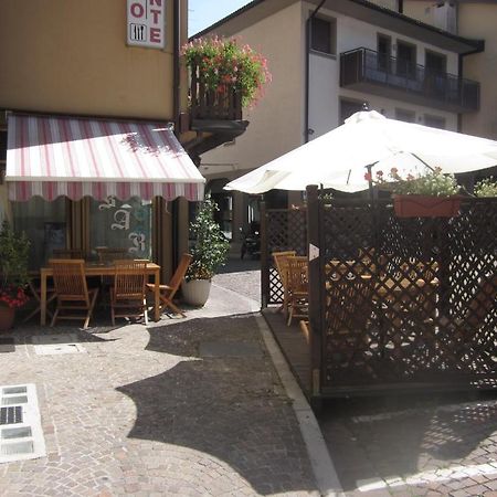 Albergo Leon Bianco Moggio Udinese Exteriör bild