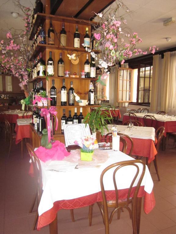 Albergo Leon Bianco Moggio Udinese Exteriör bild